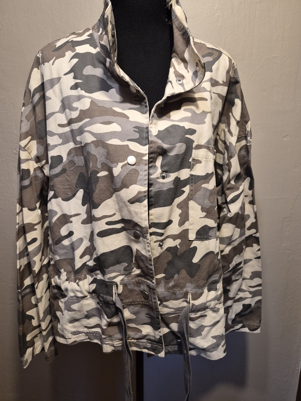 Mittoshop Over-sized Snap-front Tie Camo Jacket Medium - Picture 2 of 8